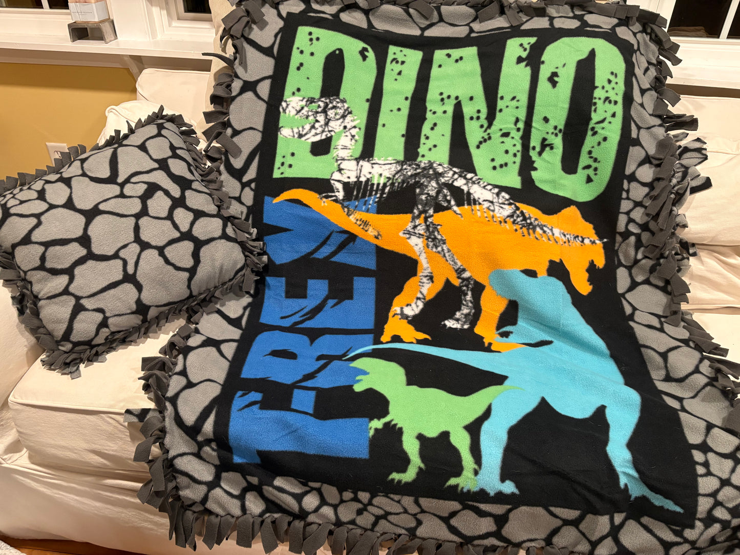 Fleece Tie Blanket - Dinosaurs
