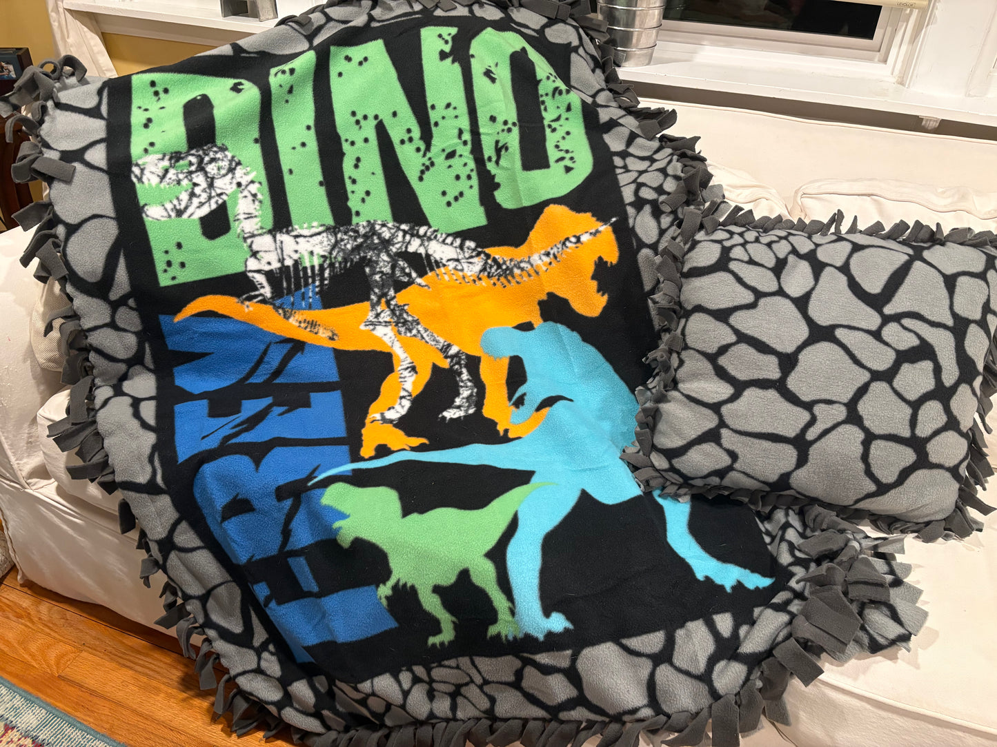 Fleece Tie Blanket - Dinosaurs
