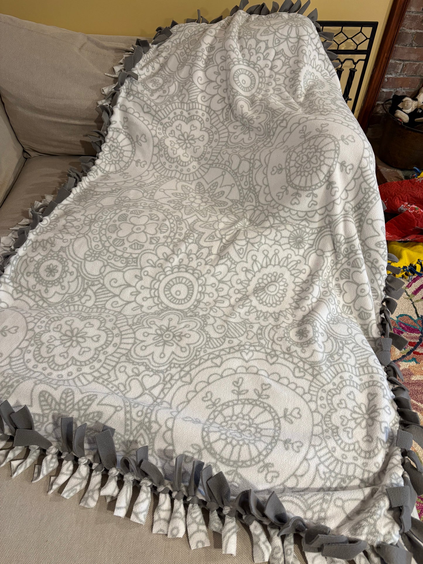 Grey & White Floral Hearts Fleece Tie Blanket – 38 x 60
