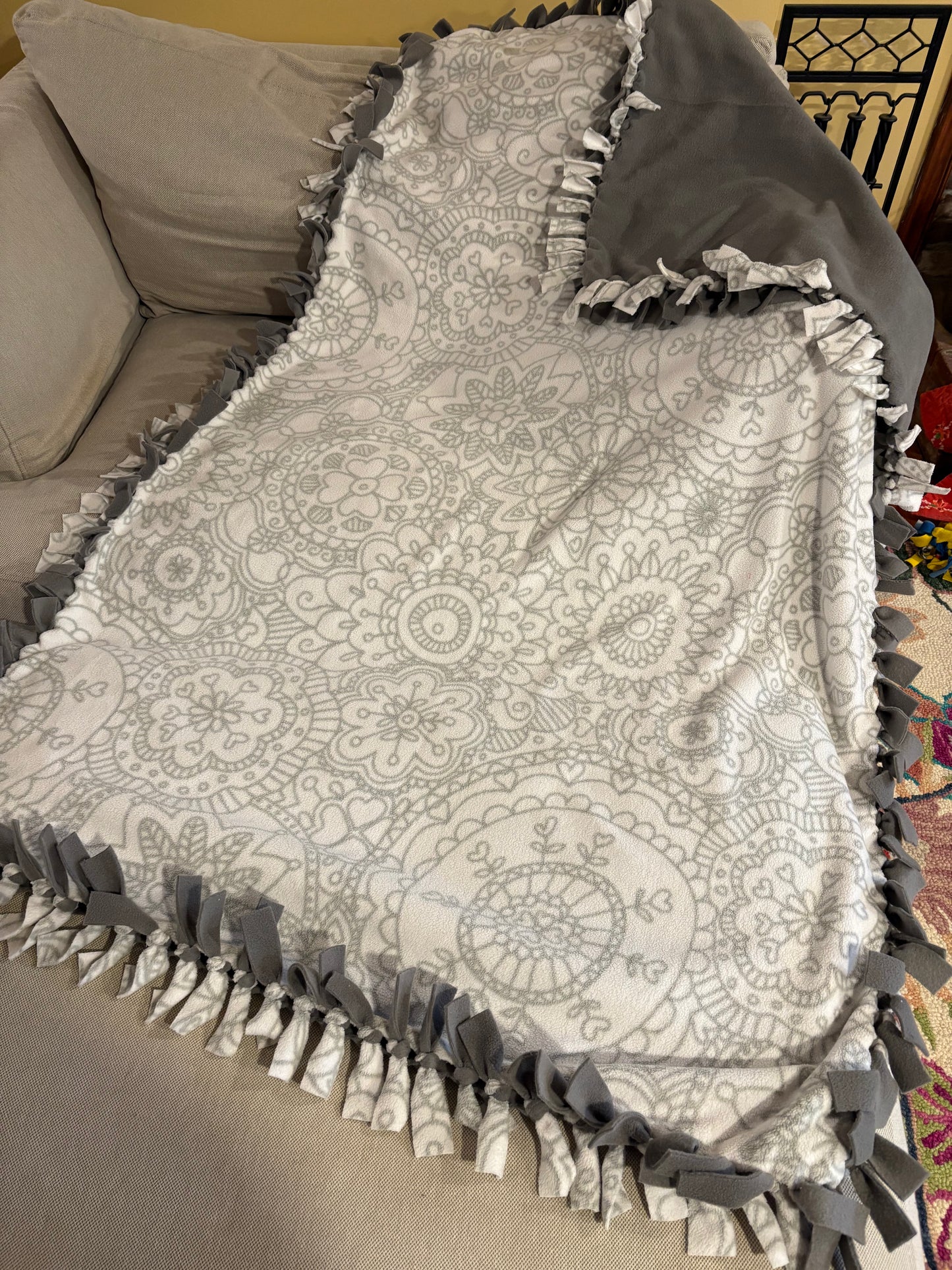 Grey & White Floral Hearts Fleece Tie Blanket – 38 x 60